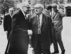 Max Horkheimer (izquierda), Theodor Adorno (derecha), y Jürgen Habermas en el fondo, derecha, año 1965 en Heidelberg, Alemania.